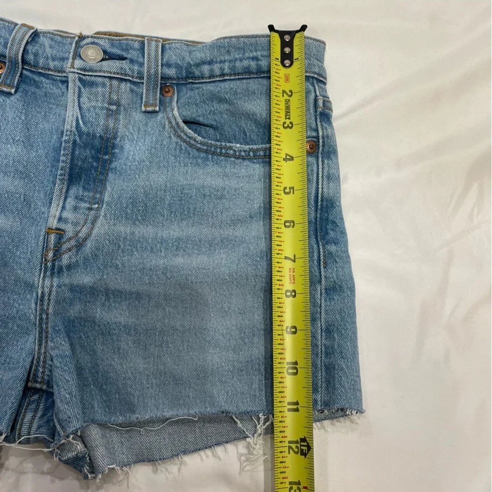 Levi’s Premium Quality Wedgie High Rise Jean Short Button Fly Size 27 Light Wash